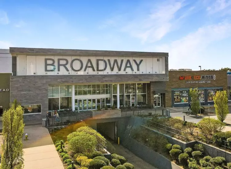 Broadway Commons - Shopping Malls in New York City